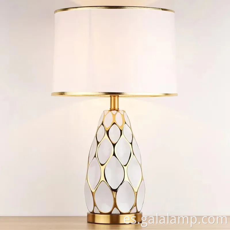 Elegante lámpara de mesa de cerámica para acogedora iluminación de dormitorio